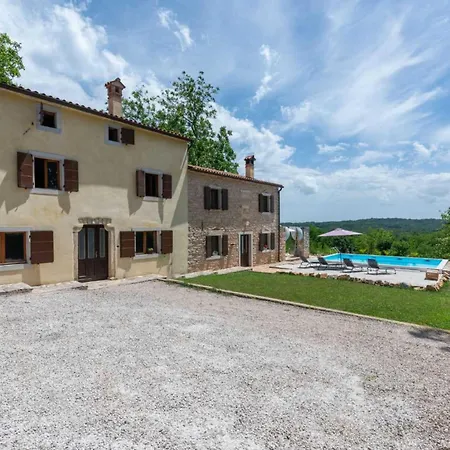 House With Private Pool Ladybug *