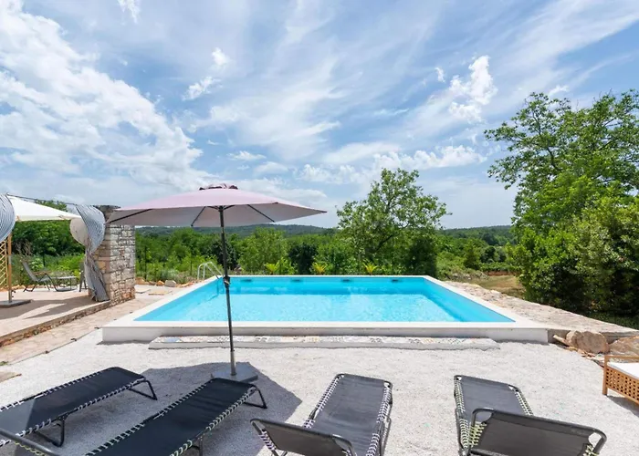 House With Private Pool Ladybug Βίλα