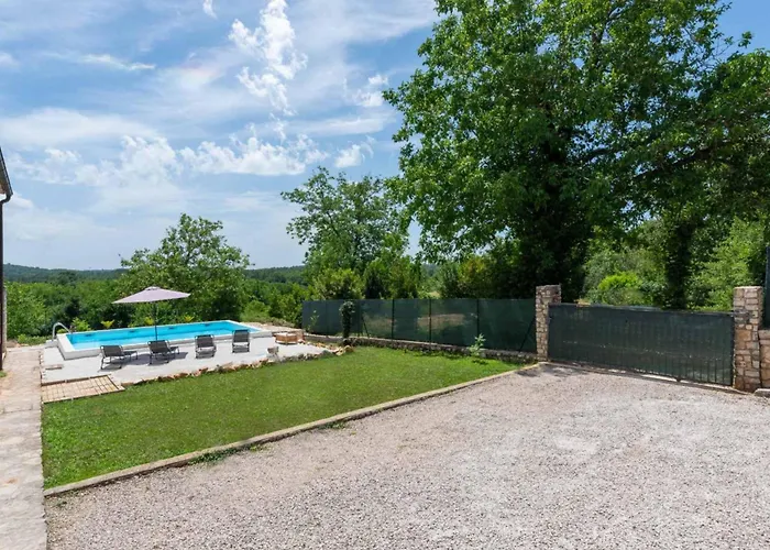 House With Private Pool Ladybug *